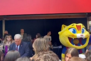 世体：拉波尔塔与巴萨吉祥物一同出席活动，周末将现场观战国王杯