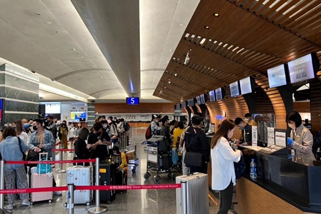 炸锅!中国留学生在美刷爆100万信用卡后逃回国!如今回旋镖来了