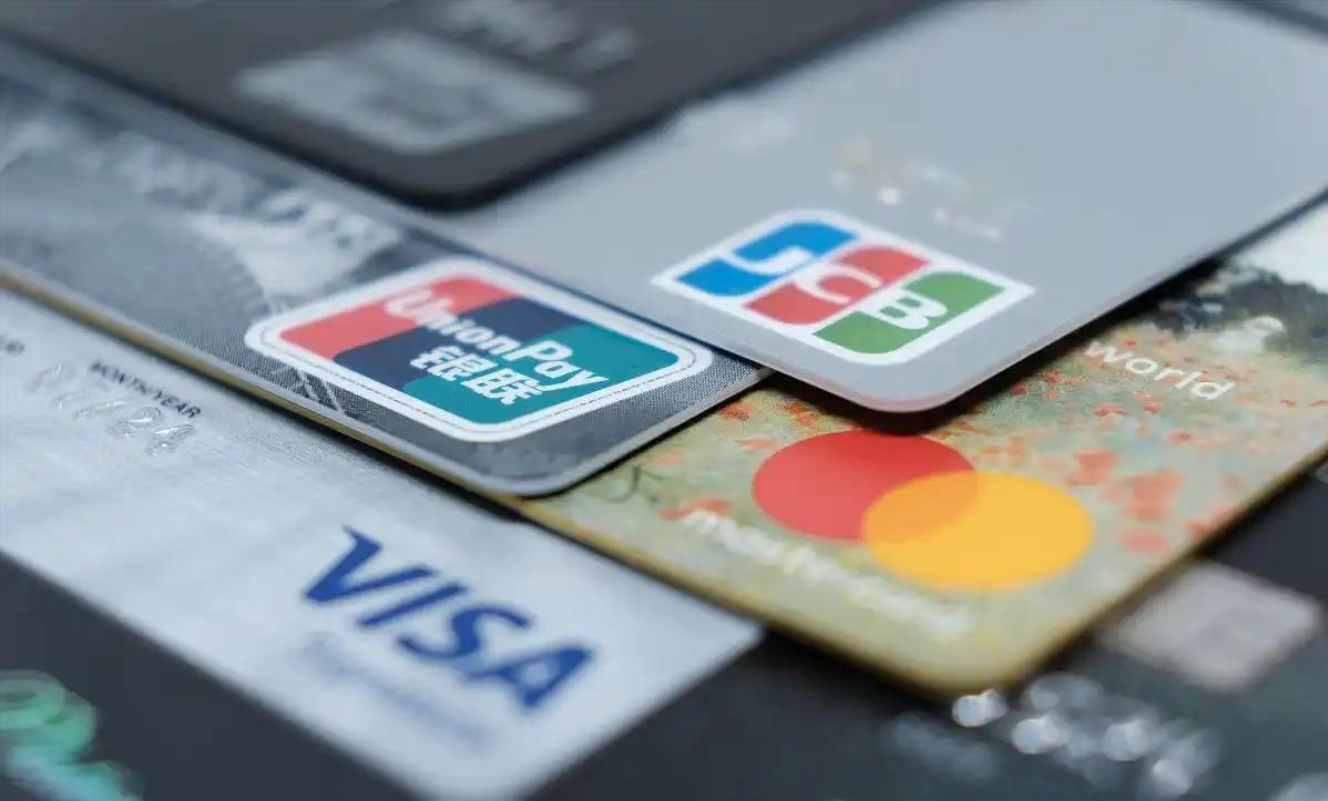 炸锅!中国留学生在美刷爆100万信用卡后逃回国!如今回旋镖来了