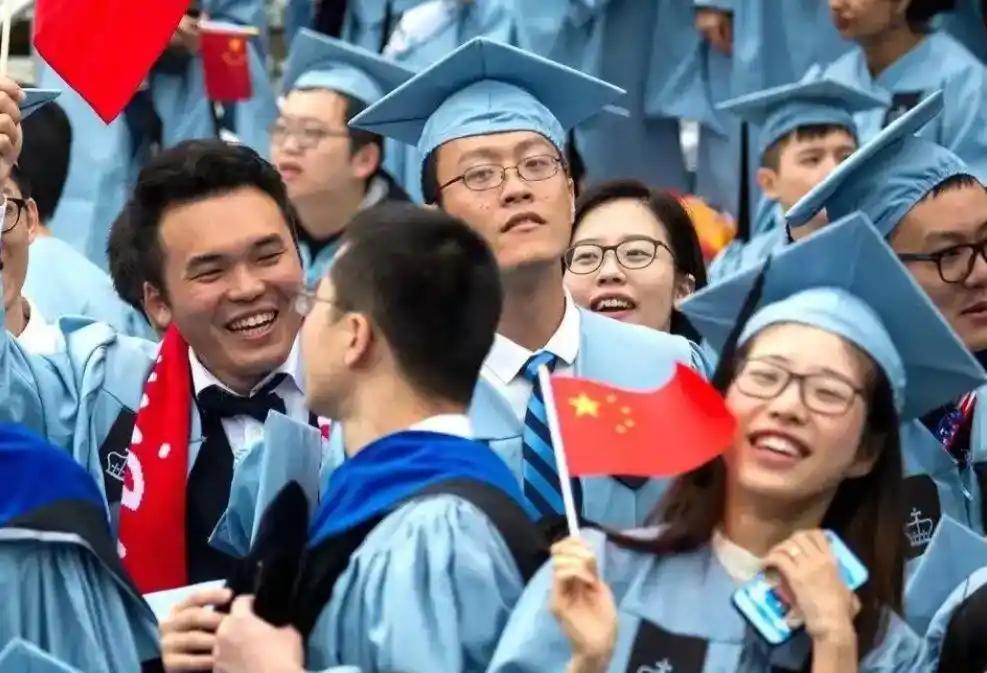 炸锅!中国留学生在美刷爆100万信用卡后逃回国!如今回旋镖来了