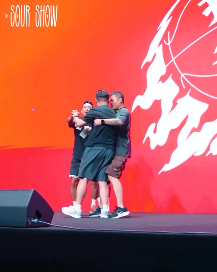 詹姆斯中国行幕后:球迷冲台遭劝阻 巨星报以苦笑