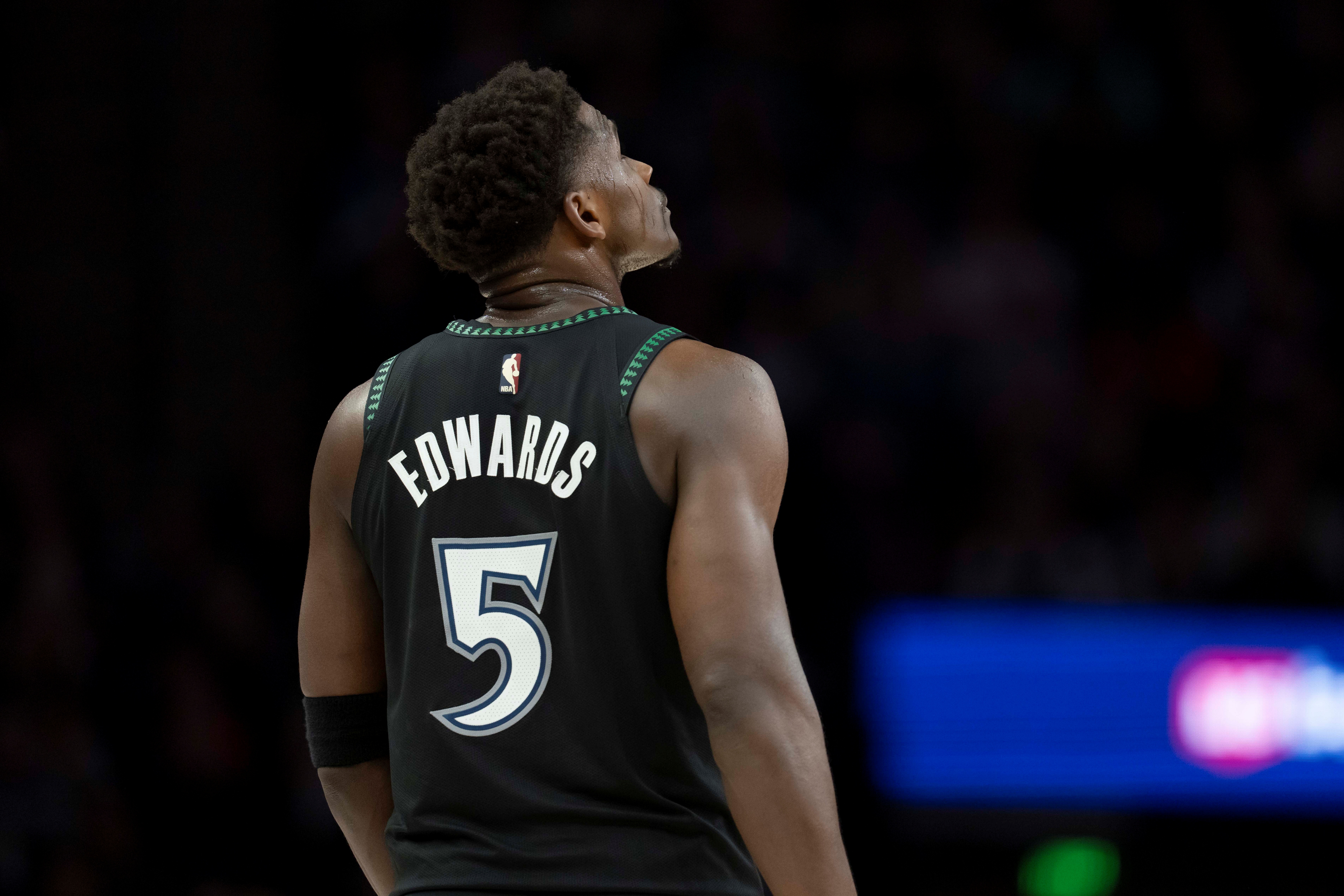 2025世界俱乐部杯-铁麻了！爱德华兹15中2&amp;三分10中1&amp;罚球10中9 仅得14分4助攻