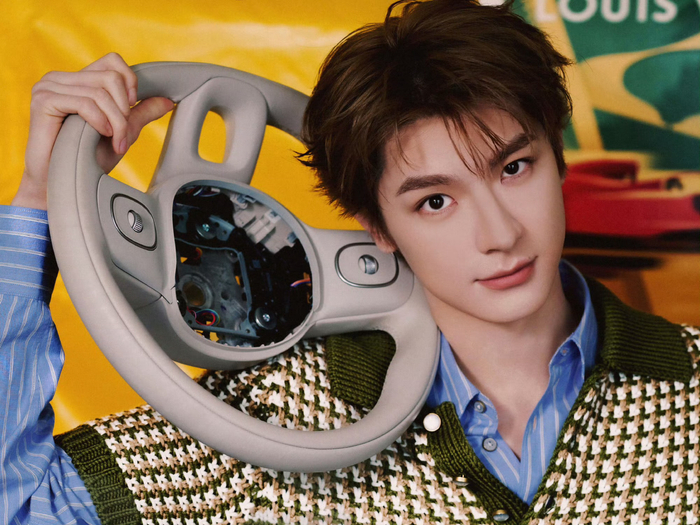 2025世界俱乐部杯-林一赛车手造型曝光，利落挺拔荷尔蒙拉满|电影感大片|发型|赛车服|大片|同学_新浪娱乐_新浪新闻